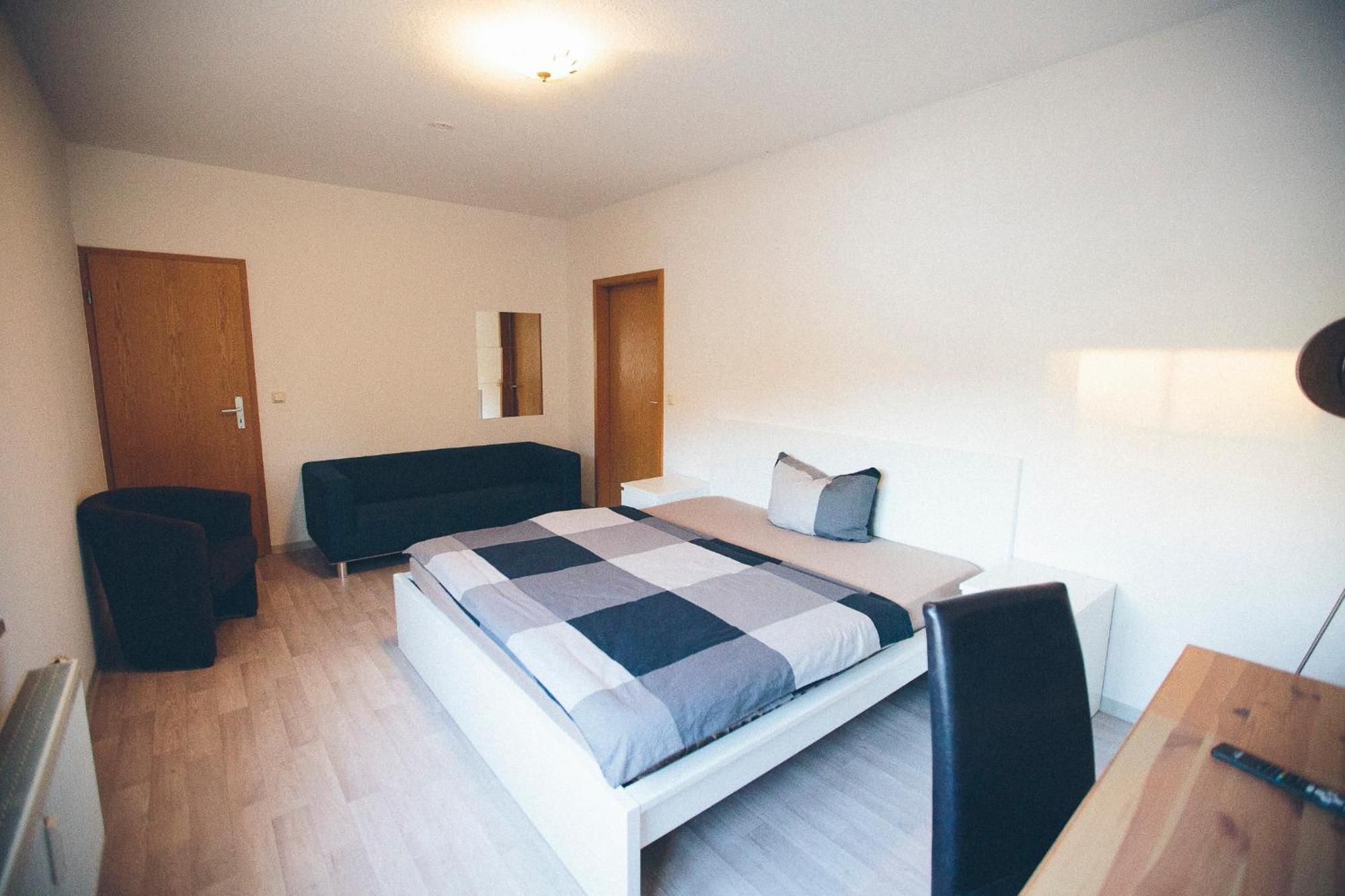 Grosse & Voll Ausgestattete Apartments, Studios, Doppelzimmer, Workspace, Parkplatz, Netflix, Prime & Schnelles Wifi In Ruhiger Lage Mit Garten Rudolstadt Exterior photo