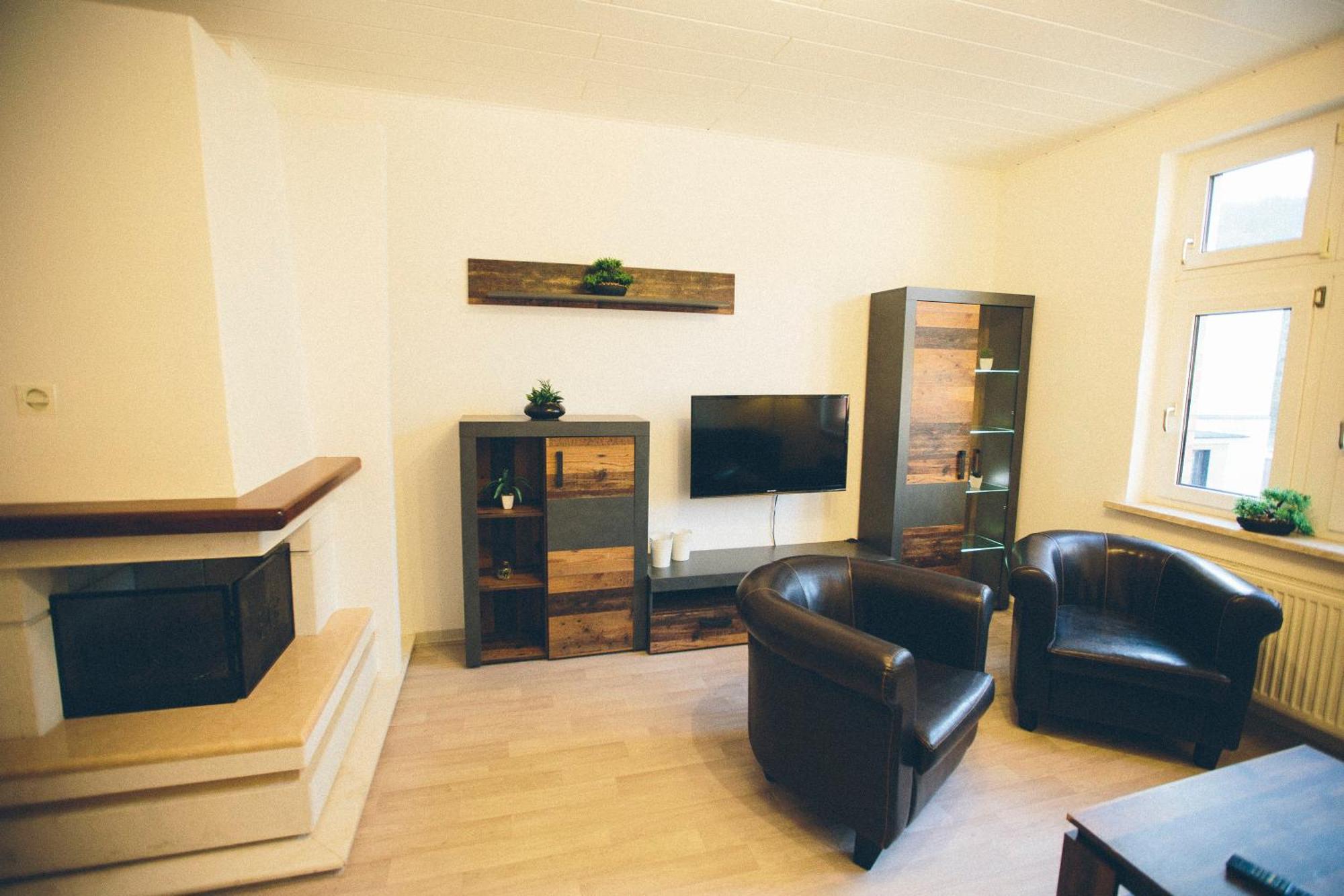 Grosse & Voll Ausgestattete Apartments, Studios, Doppelzimmer, Workspace, Parkplatz, Netflix, Prime & Schnelles Wifi In Ruhiger Lage Mit Garten Rudolstadt Room photo