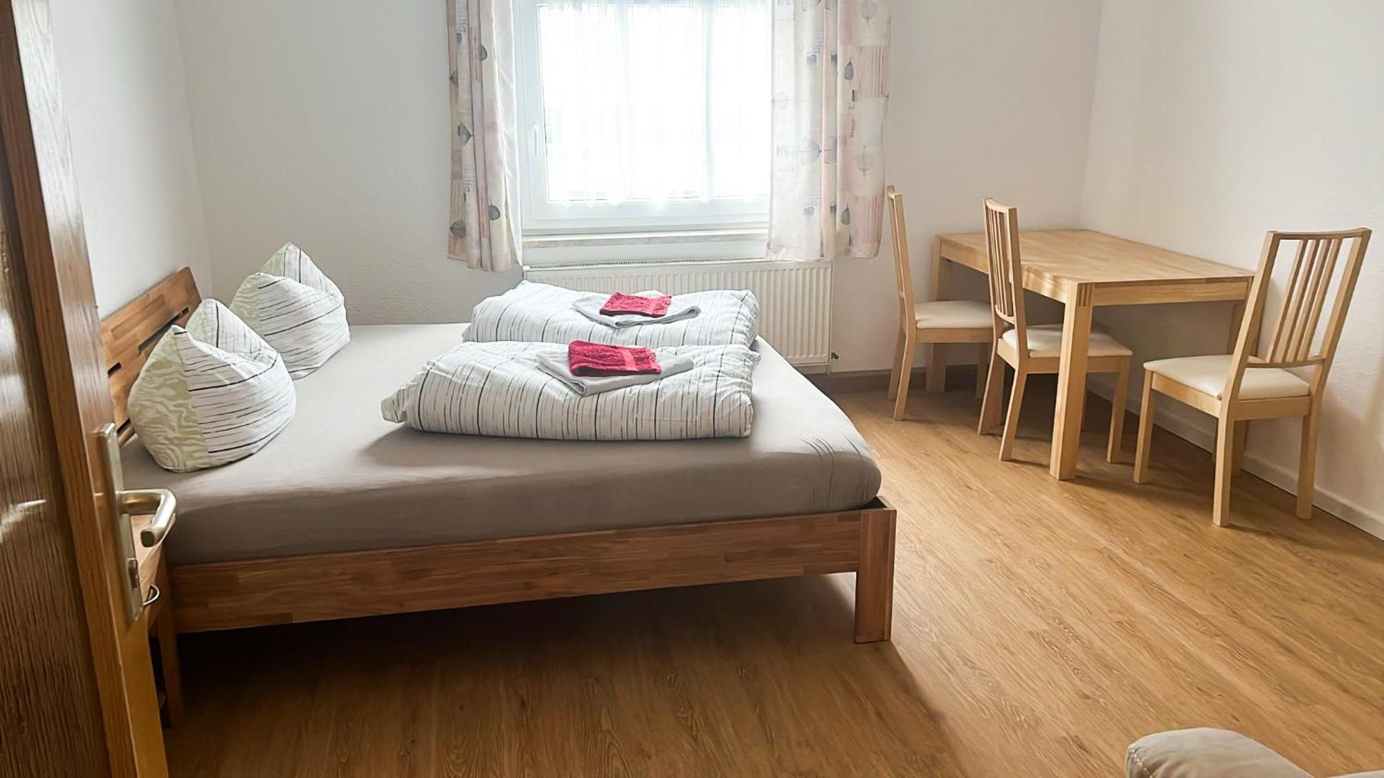 Grosse & Voll Ausgestattete Apartments, Studios, Doppelzimmer, Workspace, Parkplatz, Netflix, Prime & Schnelles Wifi In Ruhiger Lage Mit Garten Rudolstadt Room photo