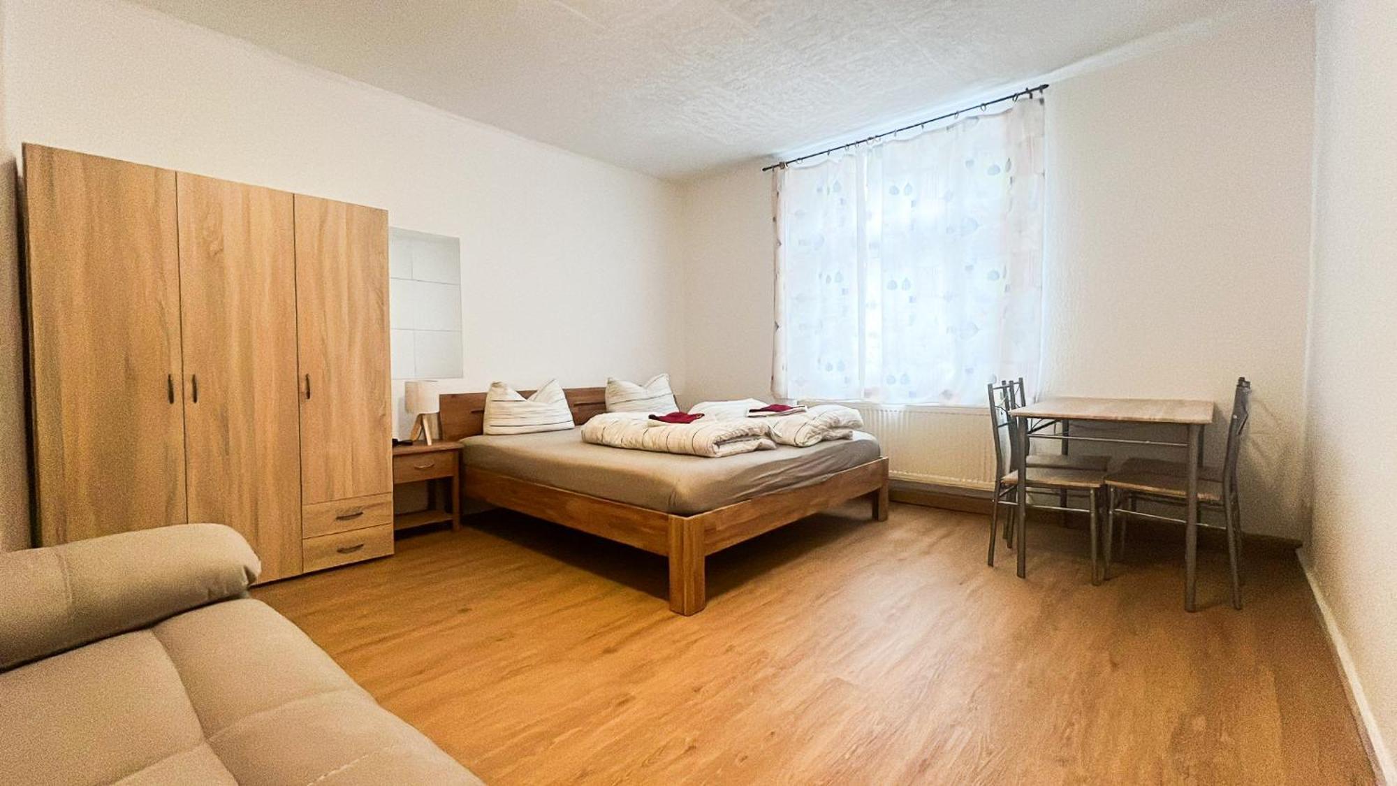 Grosse & Voll Ausgestattete Apartments, Studios, Doppelzimmer, Workspace, Parkplatz, Netflix, Prime & Schnelles Wifi In Ruhiger Lage Mit Garten Rudolstadt Room photo