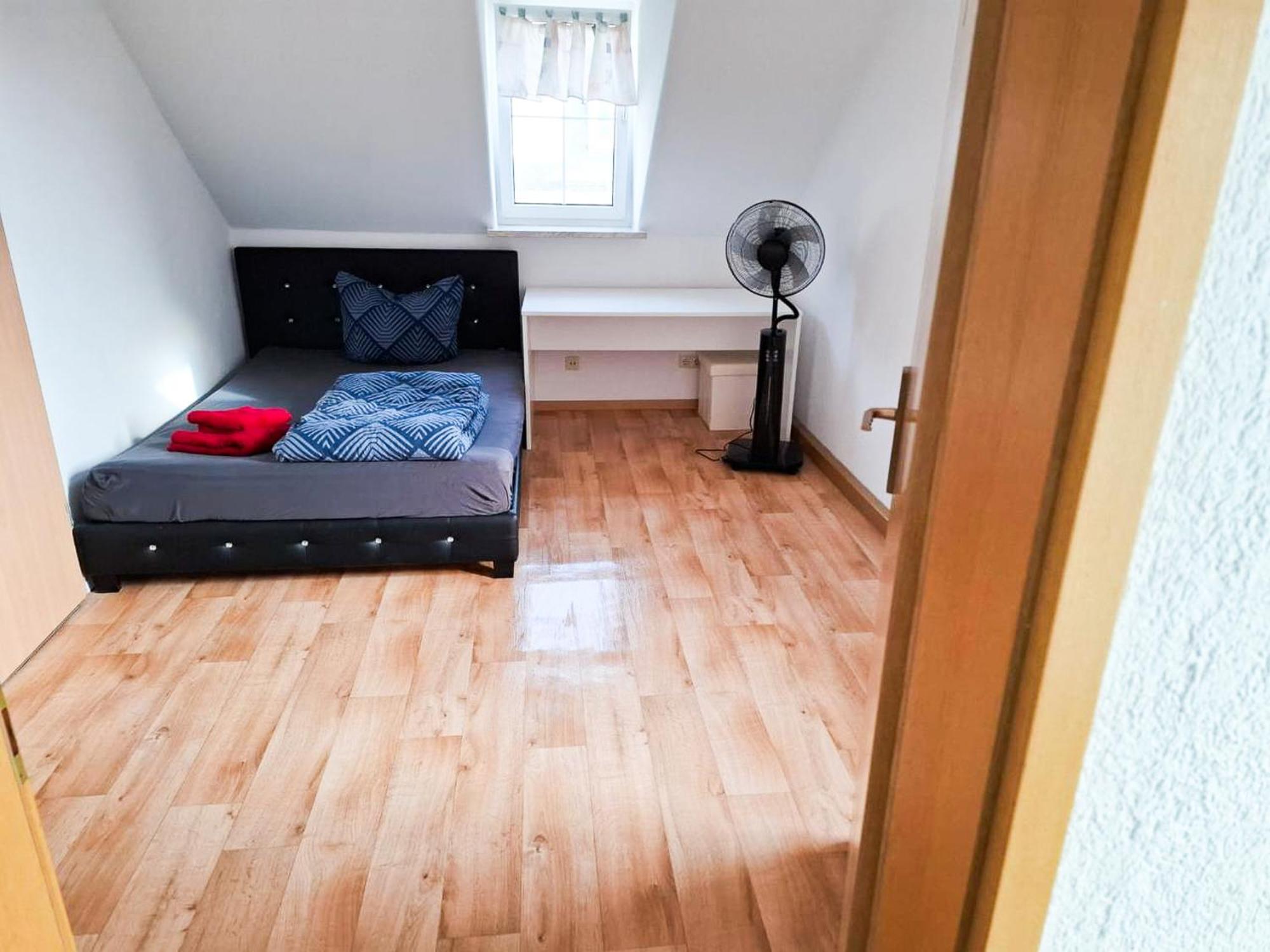 Grosse & Voll Ausgestattete Apartments, Studios, Doppelzimmer, Workspace, Parkplatz, Netflix, Prime & Schnelles Wifi In Ruhiger Lage Mit Garten Rudolstadt Room photo